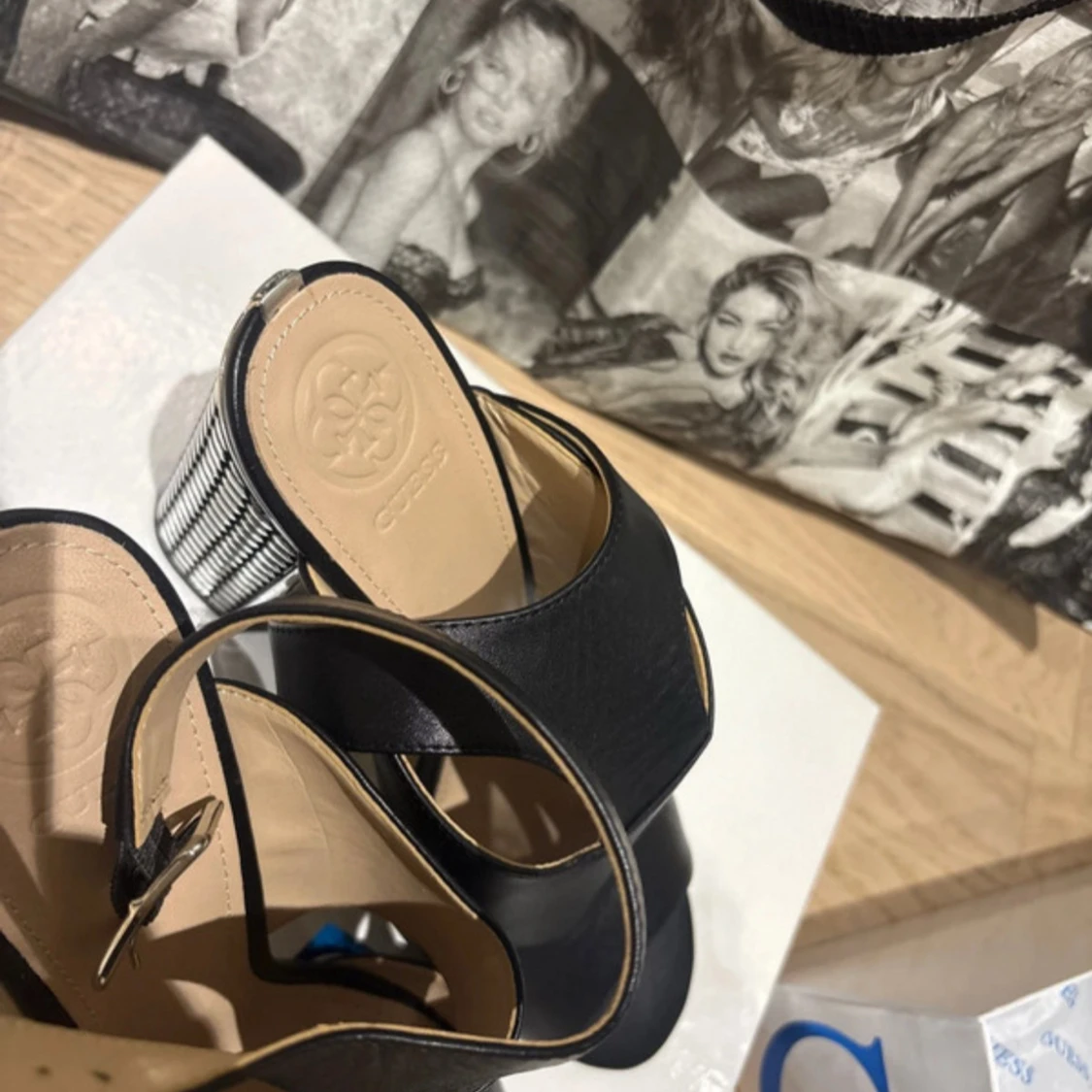 Svarta sandaler med klack från Guess - 3