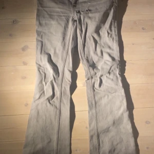 Grå bootcut jeansbyxor - Säljer ett par grå jeansbyxor med bootcut-passform. Byxorna har klassisk femficksdesign och är tillverkade i ett kraftigare jeanstyg. Perfekta för dig som gillar en tidlös och avslappnad stil. Typ helt nya ändå var de typ en fläck vid längst ner på benet, vet ej om det här bort i tvätten har ej tästat 
