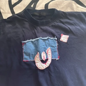 Fet T-shirt med tryck - Tjena! Säljer denna unika mörklå t-shirten som är från mennace. Skick 9/10 aldrig använts av mig. Fet som fan perfekt till sommaren och perfekt för dig som gillar personliga plagg. Bara att skriva ifall intresserad💪🏼