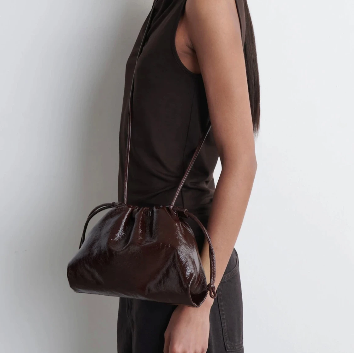 Vinröd skinn axelväska från cos med dragsko - 1