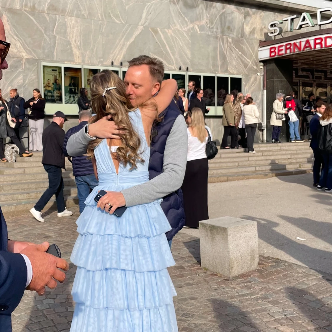 Ljusblå långklänning med volanger