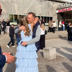 Ljusblå långklänning med volanger - Säljer en ljusblå balklänning med djup v-ringning och flera lager volanger. Klänningen har bred midja och är ärmlös, perfekt för speciella tillfällen. Materialet är lätt. Perfekt för finare tillfällen som t.ex bal, bröllop m.m. Endast använd en gång. 