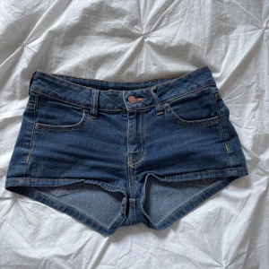 Blå jeansshorts från H&M - Blå lågmidjade jeansshorts från H&M Divided i storlek 34. Endast använda ett fåtal gånger💓