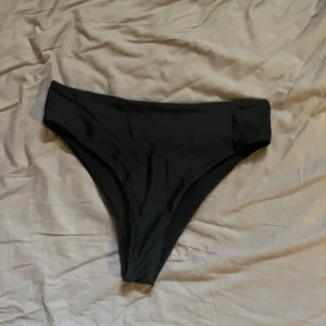 Svarta bikinitrosor - Enkla svarta bikinitrosor med klassisk passform. Tillverkade i mjukt och stretchigt material som passar perfekt för strand eller pool. Snygg och tidlös design som är lätt att matcha med olika överdelar.