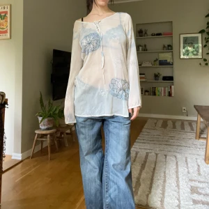 Superfin topp - Superfin topp med rhinestones och broderier🌺