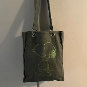 Snoopy totebag - Cool olivgrön Snoopy väska🌺 Längd 30cm, brädd 24cm och axelrem 24cm (mått axel till väska)