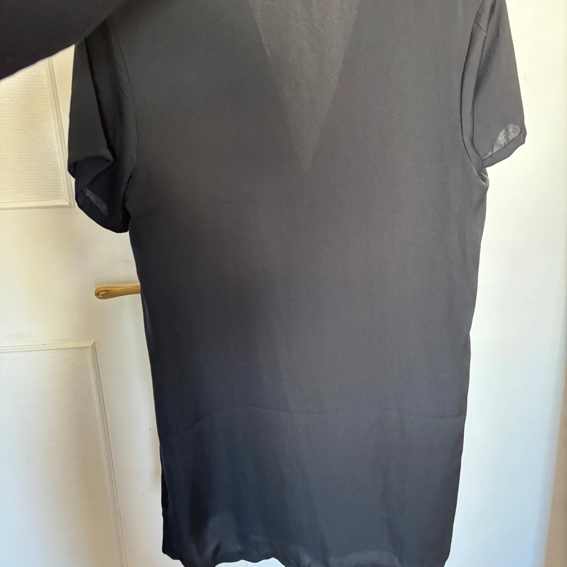 Svart kortärmad klänning med knappar - 1