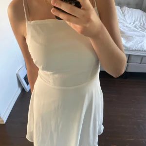 Klänning  - En ny klänning som man kan knyta på ryggen.