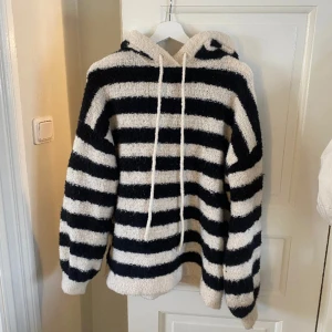 Stickad zara hoodie - Stickad zara hoodie i storlek M. 