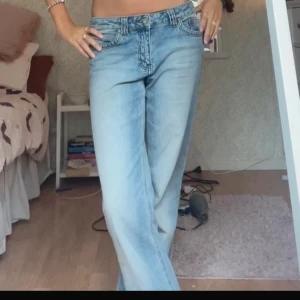 Lågmidjade jeans - Säljer ett par ljusblå jeans med bootcut-modell och låg midja. Köpa second hand! 💕färgen syns bäst i dagsljus på de två första bilderna