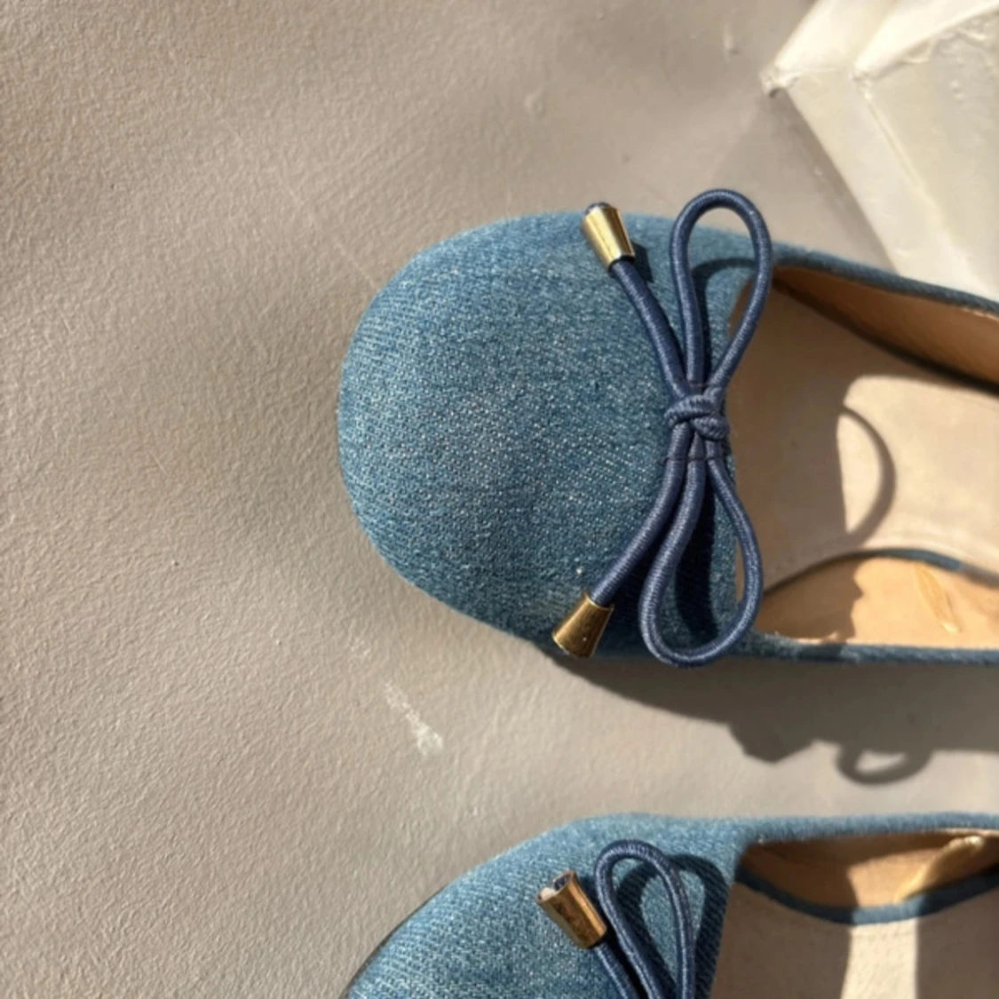 Blå ballerinaskor med rosett från T&R - 2