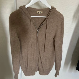 Soft goat zip - Säljer min beigea kashmir zip från soft goat storleken m tröjan har en defekt vid armbågen men lätt att laga annars bra skick