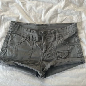 lågmidjade shorts - Supersnygga lågmidjade militärgröna shorts. Perfekta för sommaren!! Skulle säga att de är xxs. Hör avcer via frågor eller funderingar!!🩷🩷