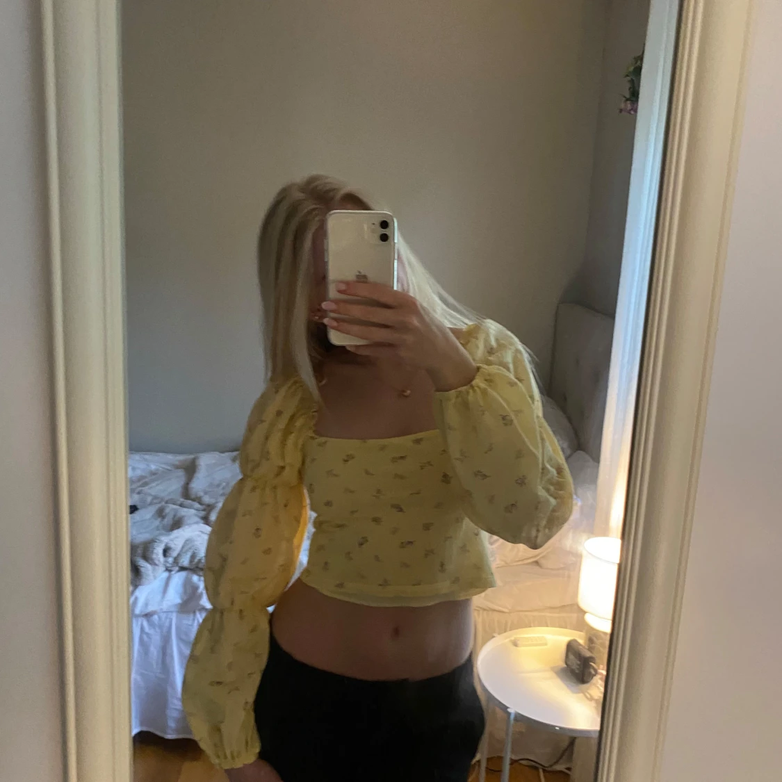 Gul blommig croppad topp med puffärmar - 1