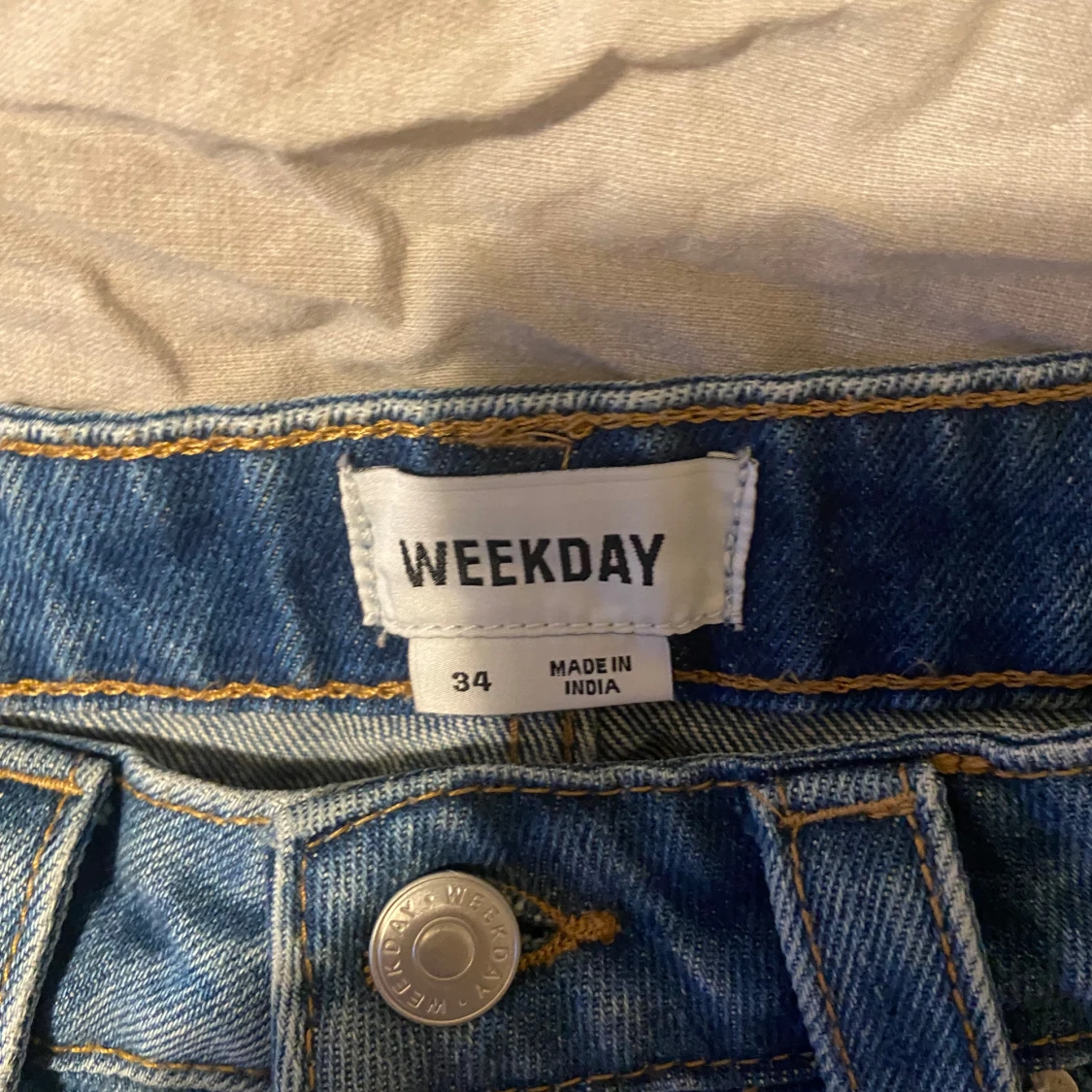 Lågmidjad jeanskjol från Weekday - 3