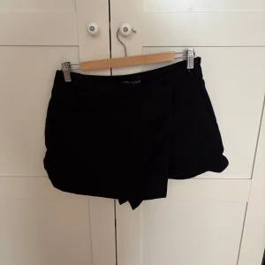 Svart skort mini - Kostym kjol/shorts. Sparsamt använd. Storlek L men liten i storleken så mer en M