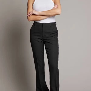 Vilma Tall kostymbyxa - Snygga svarta kostymbyxor med snygg passform. Byxorna har hällor för bälte och stängs med dragkedja och knapp. Perfekta till en stilren look. Ordpris 499kr💕