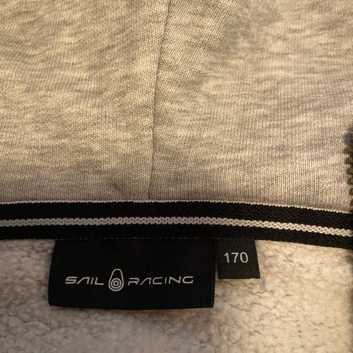 Ljusgrå hoodie från Sail Racing - 2