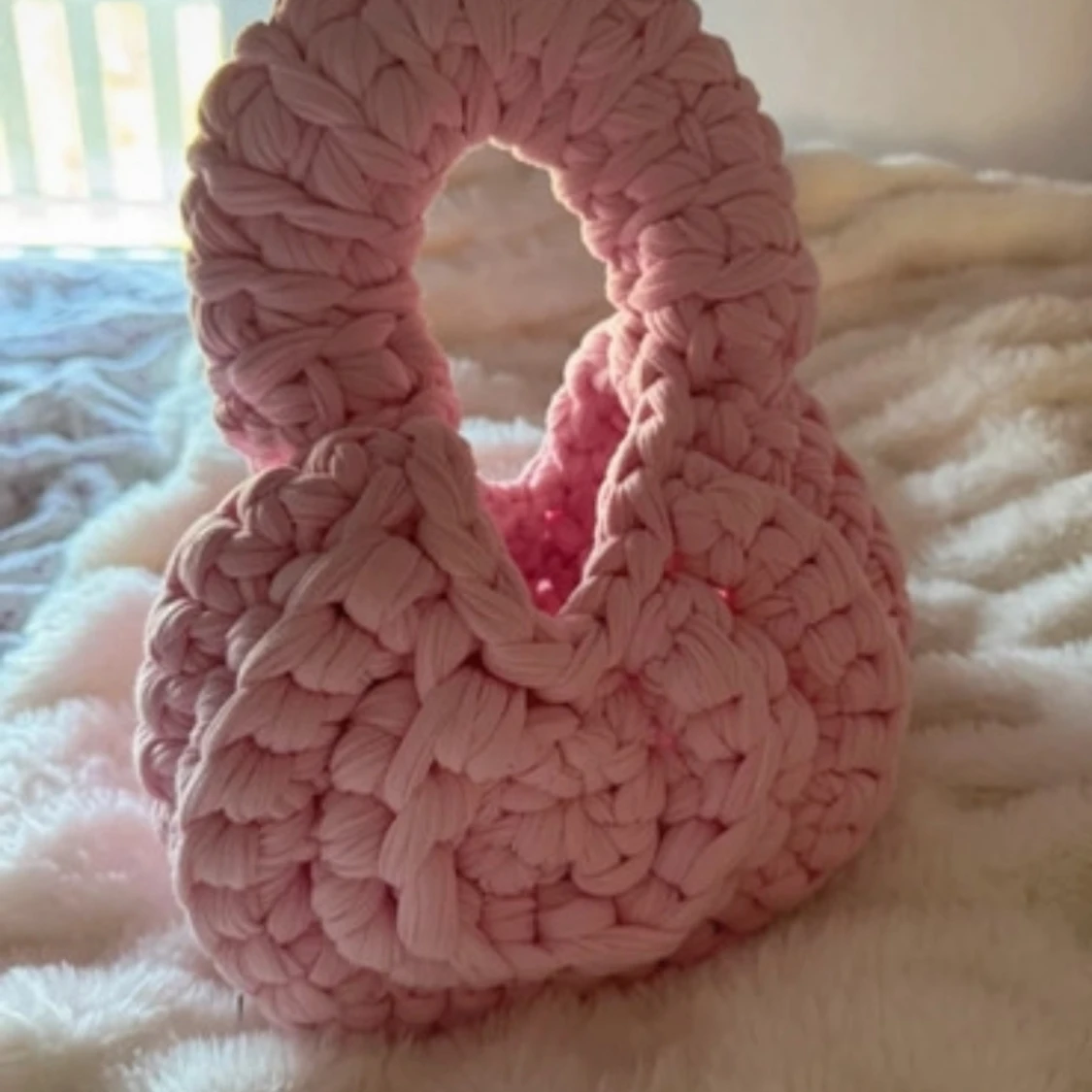 Handvirkad rosa axelväska - 2