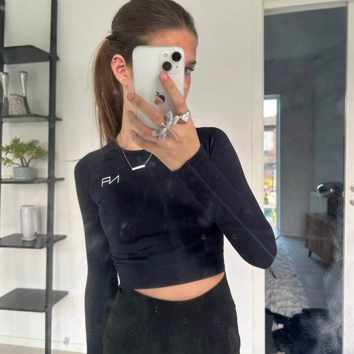 Svart croppad långärmad träningstopp