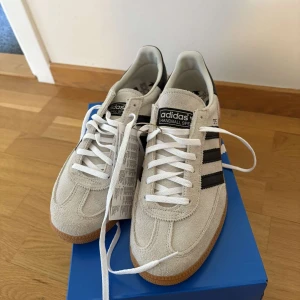 Adidas Handball Spezial sneakers i beige mocka - Säljer dessa adidas, beställde 3 par i olika färger och missade returdatumet. Helt nya med kvitto och box. Adidas Handball Spezial .