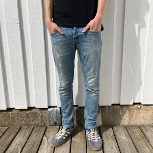 Dondup George  - Tja! Säljer detta feta par jeans från Dondup!| Modell:Lapp saknas, men sitter som George| Nypris runt 5000kr, vårt pris,999kr!| Vid minsta fråga tveka inte stt höra av dig//JeansLabbet