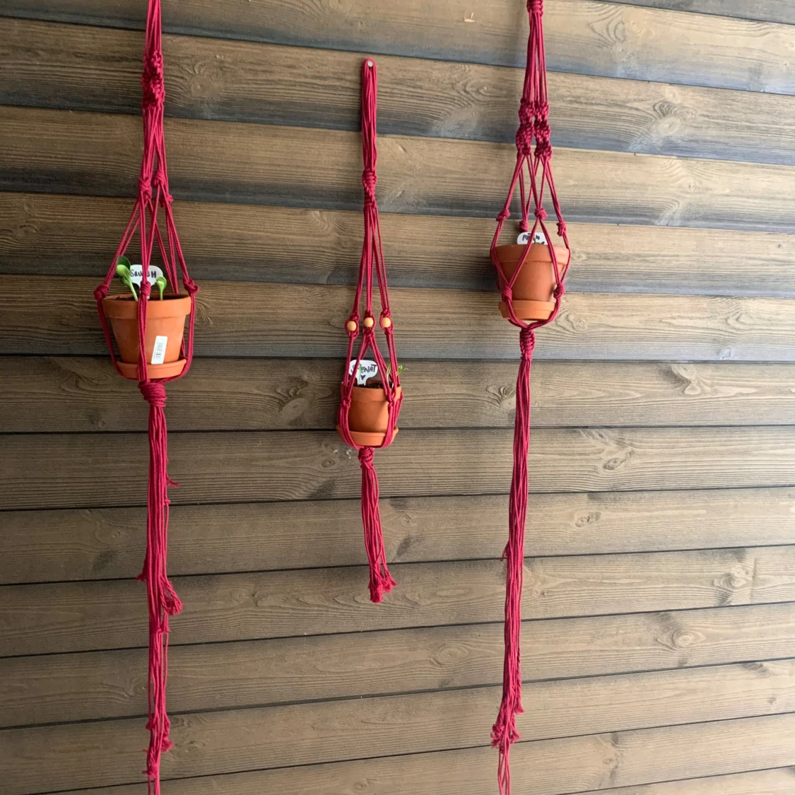 Röda makramé amplar/ växthängare tre stycken .  - 1