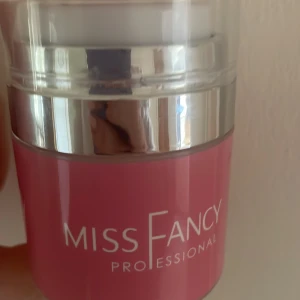 Miss Fancy Professional Cream Builder Cherry Sorbet - Gelé i färgen Cherry Sorbet från Miss Fancy Professional. Kommer i en rund burk med pumpfunktion och rymmer 30g. Färgen är en rosa nyans och produkten är anpassad för UV & LED-lampa. Perfekt för att bygga och forma naglar. Den är i hög viskositet och är använd 2 gånger. Köpt för 329kr säljer för 200. Inget fel på varan bara för hög viskositet för mig.