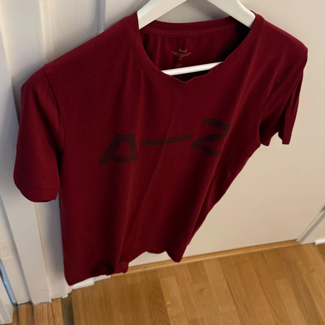 Vinröd t-shirt från A–Z - 2