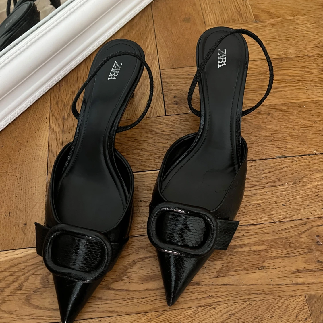 Svarta klackskor med spetsig tå från Zara - 1