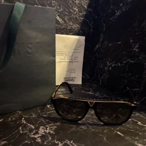 Louis Vuitton solglasögon  - Säljer ett par sjukt eftertraktade solglasögon från Louis Vuitton och de är förmodligen det enda paret på Plick som är autentiska, de är köpta på auktion, äktighets bevis finns, ny pris 13000kr.      !ENDAST SERÖSA KÖPARE! 