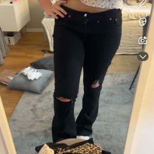 Svarta jeans med hål  - Skit snygga jeans med hål💕passar M och S ( lappen är tyvärr avklippt ) dom har ett hål vid ena fickan också! Skirb för fler bilder