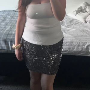 Glittrig silver paljettkjol - Säljer en snygg kort kjol täckt med silvriga paljetter. 