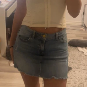 Blå jeanskjol  - Jättefin jeans kjol som jag inte använder. Står att storleken är 134/140 men passar mig som vanligtvis har xs/s💓 