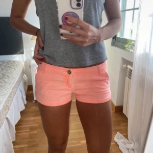 Coral jeansshorts - Säljer ett par neonrosa jeansshorts med normal passform och låg midja! Älskar dem så snygga, priset kan ändras