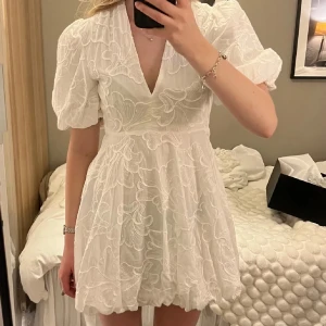 Student kläning - Säljer denna så snygg klänningen!! Perfekt till flera olika tillfällen, student, konfa och skolavslutning bland annat. Den  är i jätte bra skick och knappt använd 