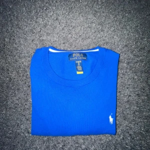 Polo Ralph Lauren tröja - Säljer en stilren tröja från Polo Ralph Lauren🤩Den är i storlek 14-16 år som motsvarar typ XS och passar folk som är 165-175✅💯. Tröjan är helt felfri och är perfekt för vardags och festligare tillfällen🍻🎊. Skriv för fler frågor😁 (pris går att diskutera‼️