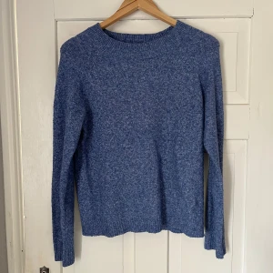 Blå stickad tröja från Vero Moda - Mysig blå stickad tröja från Vero Moda. Använd fåtal gånger, bra skick. Storlek S. 