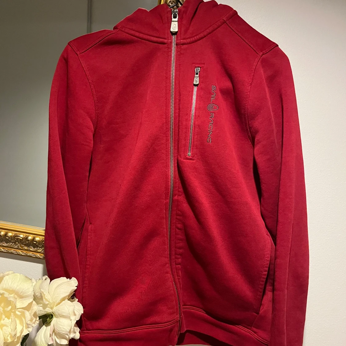 Röd hoodie från Sail Racing