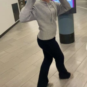 Grå stickad hoodie från Zara - Säljer denna trendiga snygga stickade hoodie i STORLEK S från zara!💘  Passar till det mesta, jättefin och kan användas året runt 😌💝 Perfekt för en avslappnad och trendig look. ⚠️ PRIS GÅR ALLTID ATT DISKUTERA ⚠️