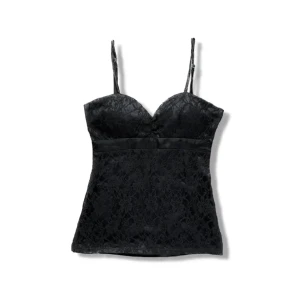 Spetslinne  - Topp med spetts och justerbara axelband från Jennifer Taylor i storlek XS. Köpt här på Plick och i jättebra skick ⭐️