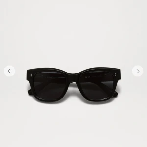 Svarta solglasögon, chimis 07 - Nypris 1400kr, aldrig använda i helt nytt skick. Kommer i orginalförpsckning! Stilrena svarta solglasögon från chimieyewear. 