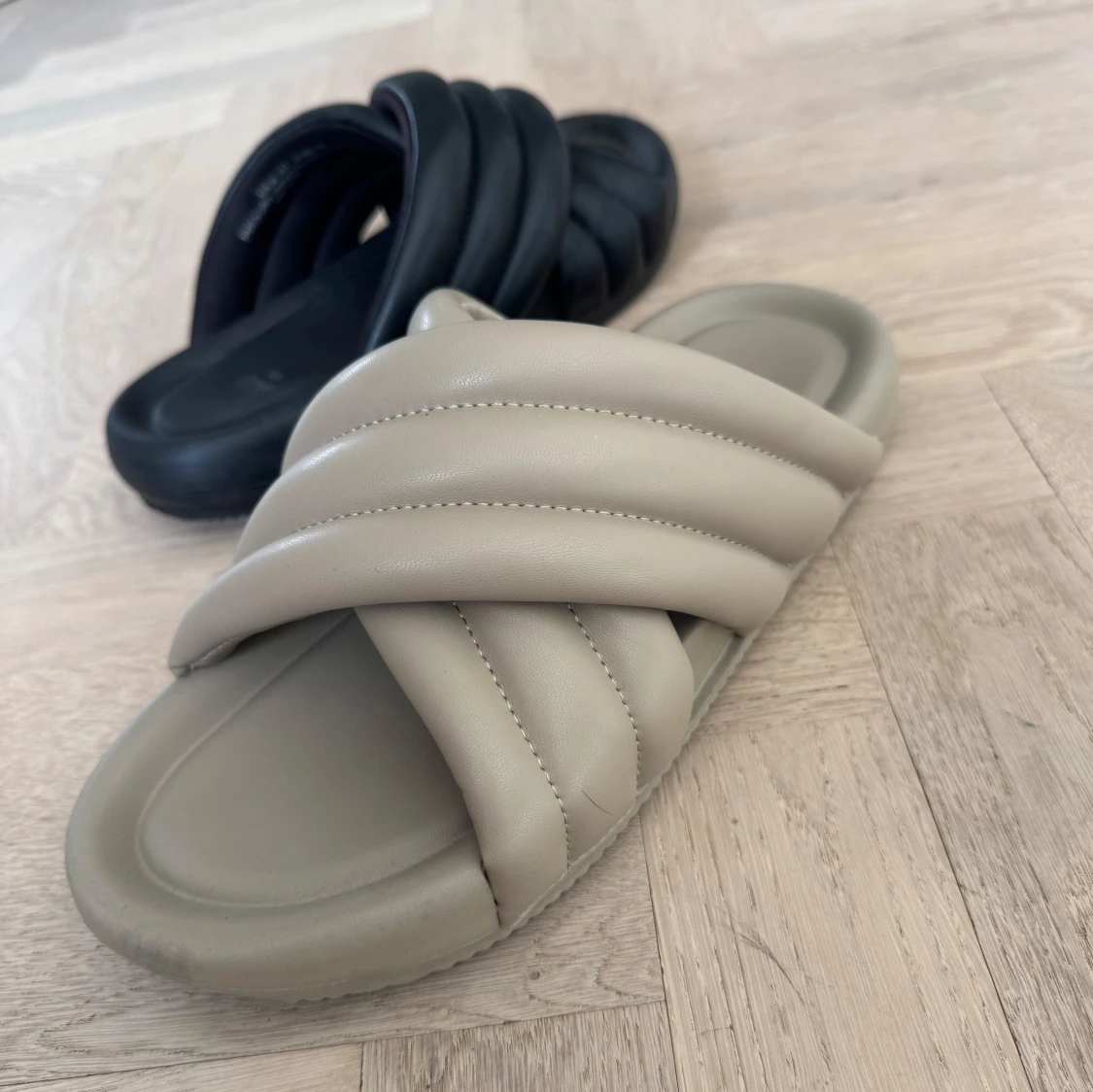 Beige och svarta sandaler med vadderade remmar - 1