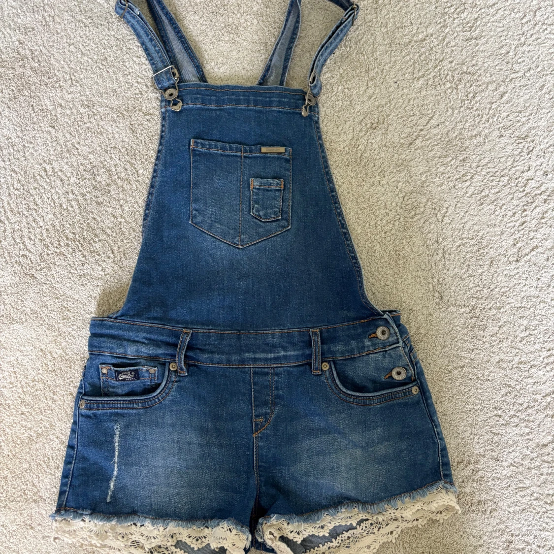 Jeansshorts med hängslen från Superdry