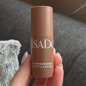 Isadora Contour Stick Sculpt & Define - Krämig contour stick från Isadora i en varm brun nyans. Perfekt för att skulptera och definiera ansiktet. Enkel att applicera tack vare den smidiga stiftformen. Passar för dig som vill ha markerade kindben och en naturlig finish. Inte använd mycket så nästan som ny🩵