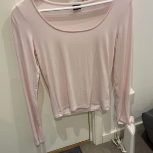 Ljusrosa långärmad topp - Säljer min ljusrosa topp från Gina eftersom att den aldrig kommer till användning. Köpt för ca ett år sen och har fortfarande inte kommit till användning. Nypris 200. Skriv om ni vill ha fler bilder.