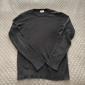Mörkgrå stickad tröja från Lindbergh - Riktig snygg mörkgrå stickad tröja från Lindbergh. Storlek M men funkar även till S.Pris går att diskuteras!