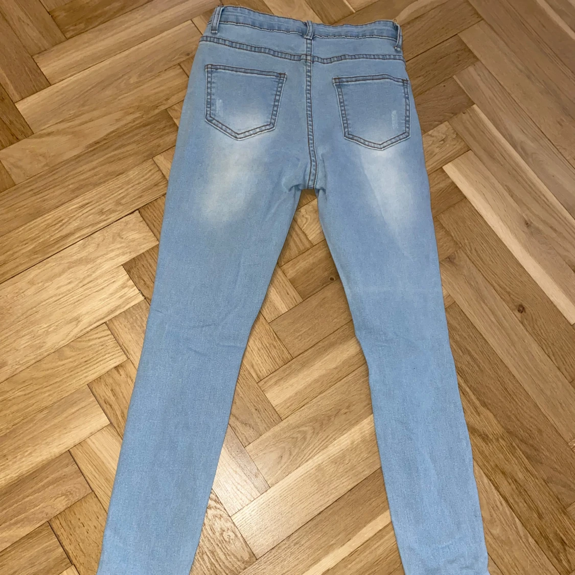 Ljusblå slitna skinny jeans - 1