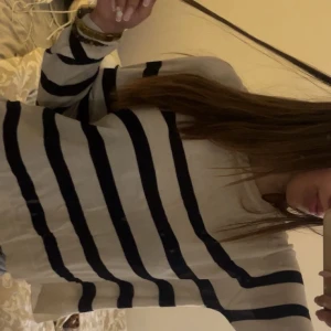 Randig långärmad tröja från Zara - Säljer en vit tunn långärmad tröja med mörkblå breda ränder från Zara i storlek S.