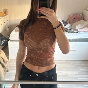 Skims topp - Säljer denna helt nya skims toppen i mesh med prislappar kvar. Passar perfekt till sommaren med en bikini under som en coverup😍. Den är aldrig använd och säljer den eftersom den inte kommer till användning!☺️